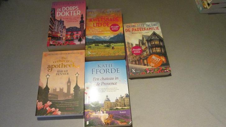 Lot ontspannende romans o.a De parelfamilie, De dorpsdokter., Livres, Romans, Envoi