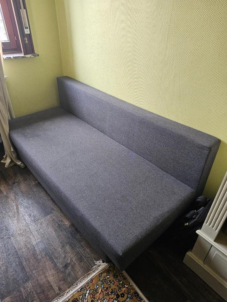 Moderne & comfortabele uitklapbare zetel(ZEER LICHT gevlekt), Huis en Inrichting, Zetels | Zetels, Zo goed als nieuw, Rechte bank