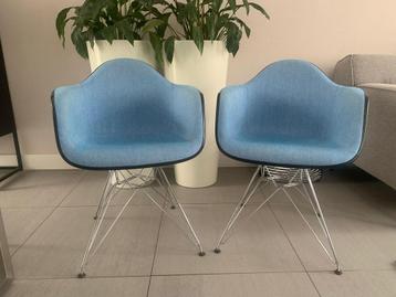 Sièges baquets bleus rembourrés blancs Vitra Eames