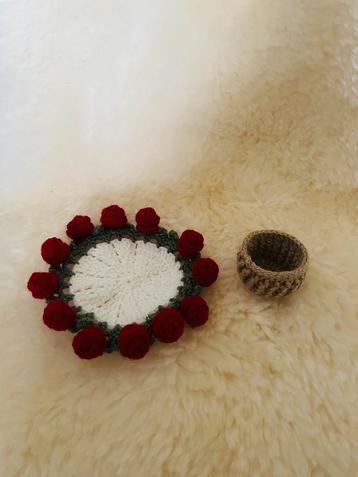Onderleggen van roosjes met potje voor bloemen beschikbaar voor biedingen
