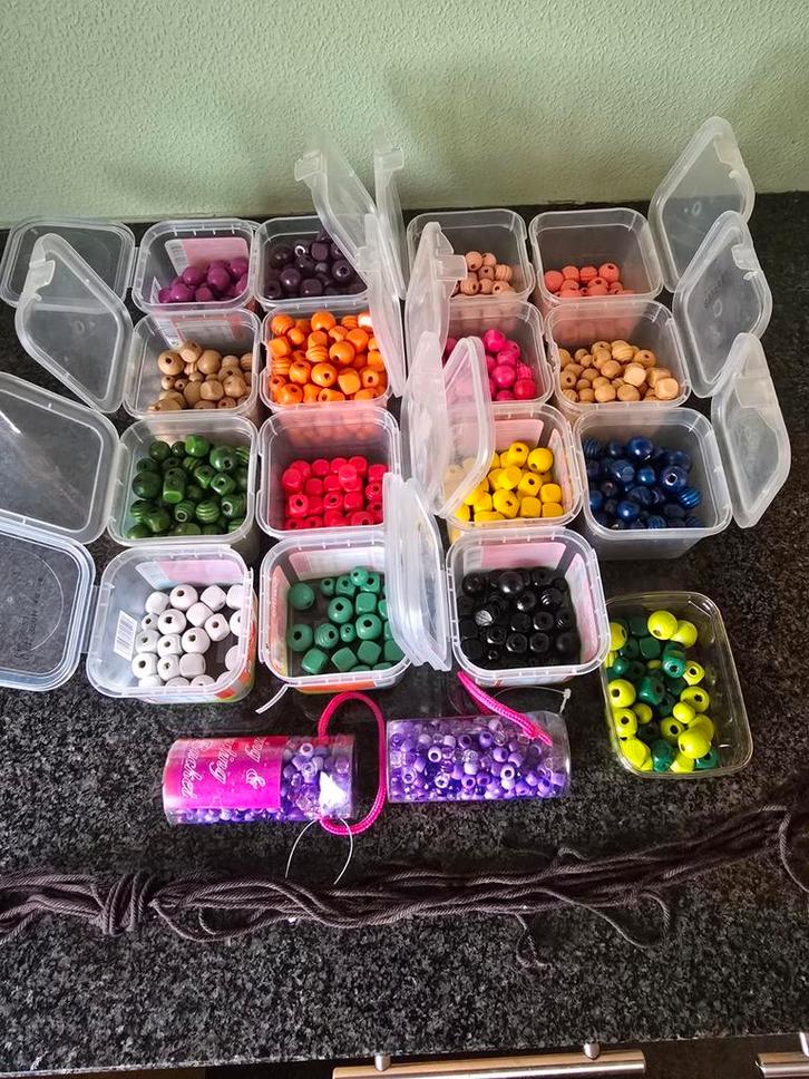 Pakket houten parels + 2 pakjes + touw, Hobby & Loisirs créatifs, Fabrication de Perles & Bijoux, Enlèvement ou Envoi