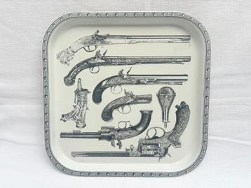 Dienblad Fornasetti 'Pistols' beschikbaar voor biedingen