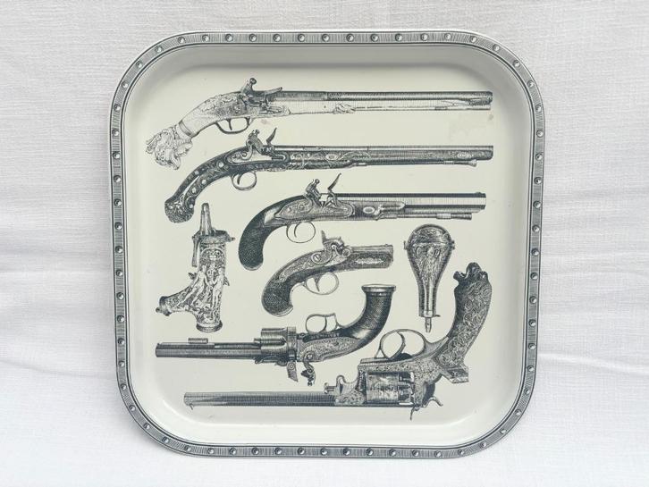 Dienblad Fornasetti 'Pistols', Huis en Inrichting, Woonaccessoires | Dienbladen, Metaal, Ophalen of Verzenden
