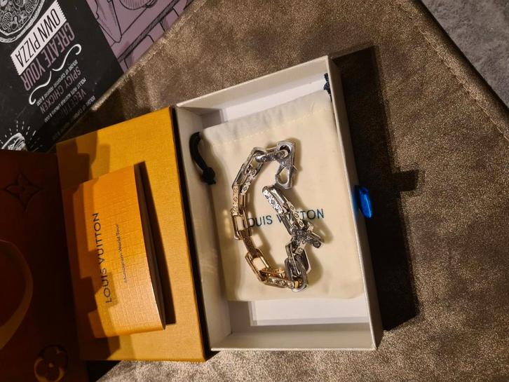Louis vuitton armband nieuw(mooi cadeau), Handtassen en Accessoires, Armbanden, Zo goed als nieuw, Goud, Wit, Ophalen of Verzenden