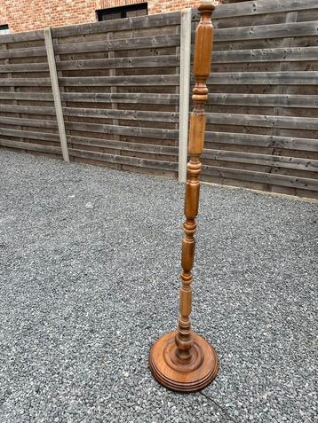 Landelijke vloerlamp beschikbaar voor biedingen