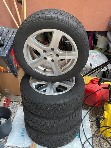 Velg met nieuwe winterbanden beschikbaar voor biedingen