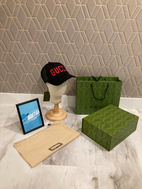 GUCCI RED LOGO-EMBROIDERED MESH BASEBALL CAP (GUCCI PET), Kleding | Heren, Hoeden en Petten, Nieuw, Pet, 57 cm (M, 7⅛ inch) of minder