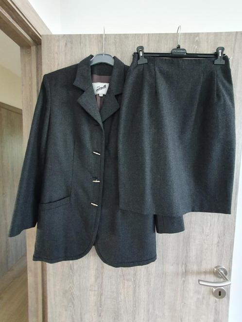 Costume gris avec jupe droite Incognito B40, Vêtements | Femmes, Vestes & Costumes, Comme neuf, Costume ou Complet, Taille 38/40 (M)