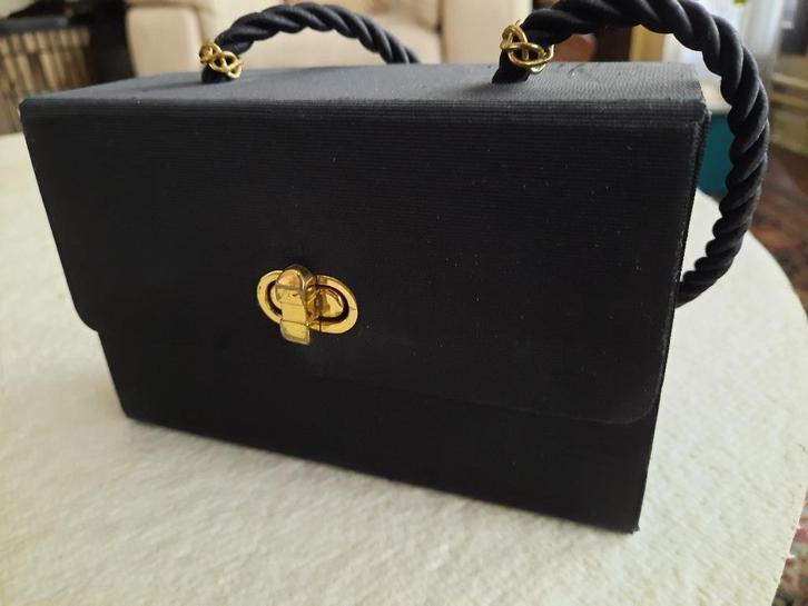 zwart avond/ceremoniehandtasje met spiegeltje binnenin, Handtassen en Accessoires, Tassen | Damestassen, Zo goed als nieuw, Avondtasje