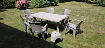 Grote tuintafel met 6 stoelen en kruk beschikbaar voor biedingen