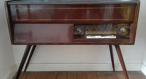 Vintage radio, Antiek en Kunst, Antiek | Meubels | Tafels, Ophalen