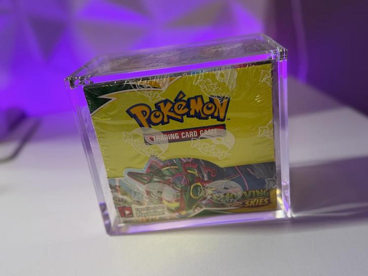 Sword & Shield: Evolving Skies Sealed Booster Box + Acryl, Hobby en Vrije tijd, Verzamelkaartspellen | Pokémon, Nieuw, Boosterbox