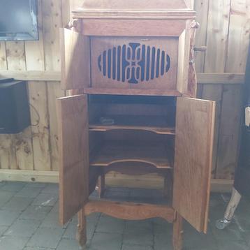 Retro antieke grammofoon in houten kast met toebehoren