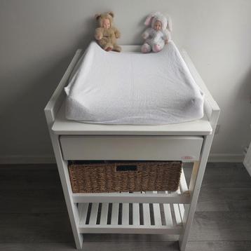 Baby verzorgingstafel beschikbaar voor biedingen