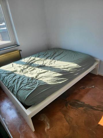 Tweepersoonsbed beschikbaar voor biedingen