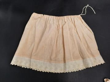 oude beige poppen rok, jaren 40 beschikbaar voor biedingen