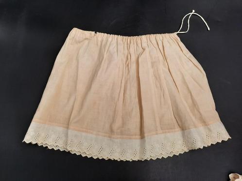 oude beige poppen rok, jaren 40, Verzamelen, Poppen, Zo goed als nieuw, Kleertjes, Ophalen of Verzenden