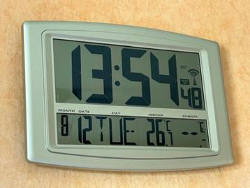 Digitale radiogestuurde wandklok beschikbaar voor biedingen