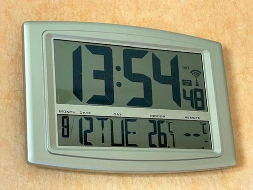 Digitale radiogestuurde wandklok, Huis en Inrichting, Woonaccessoires | Klokken, Zo goed als nieuw, Wandklok, Digitaal, Ophalen