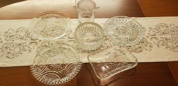 Acht vintage  items in glaswerk alle in nieuwe staat beschikbaar voor biedingen
