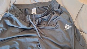 Adidas nieuwe joggingbroek maat xl. Zwart. beschikbaar voor biedingen