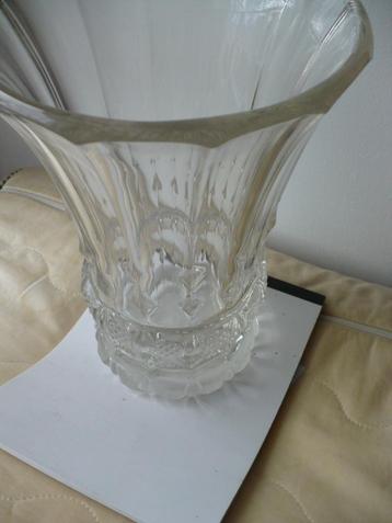 prachtige art deco vaas met onleesbare signatuur beschikbaar voor biedingen