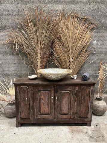Antiek houten dressoir ideaal badkamermeubel met patina  beschikbaar voor biedingen