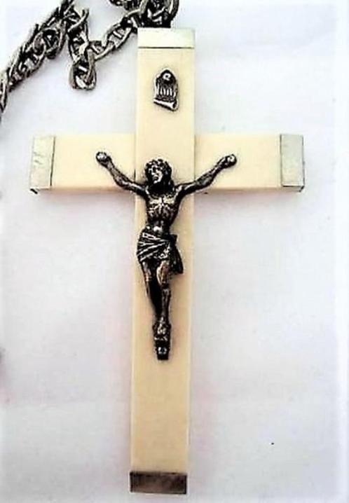 Antiek benen crucifix, kruisje, hangertje Chevremont (7741-1, Antiek en Kunst, Antiek | Religieuze voorwerpen, Ophalen