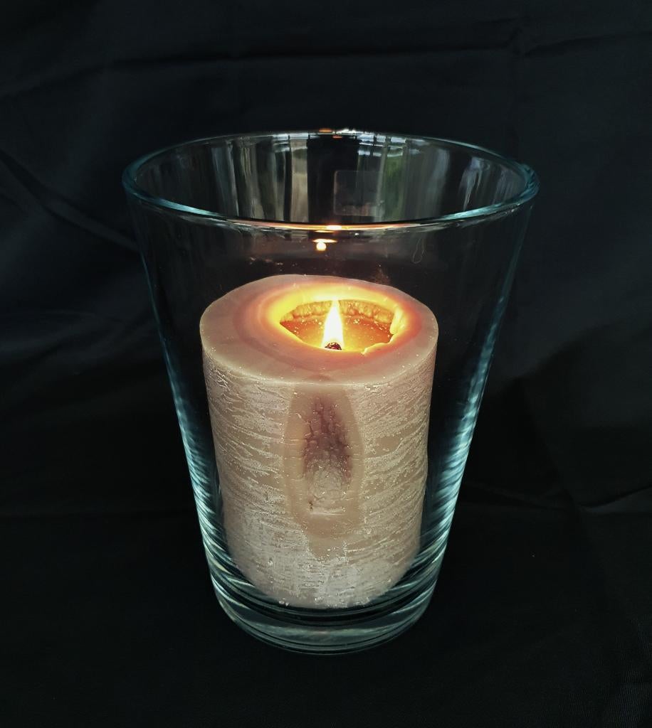 Glazen windlicht met mooie dikke kaars, Maison & Meubles, Accessoires pour la Maison | Bougeoirs & Bougies, Utilisé, Bougie, Moins de 25 cm