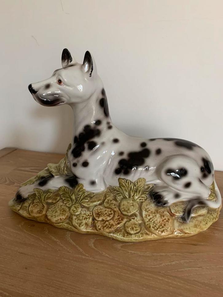 Bassano keramieken beeld van een liggende Deense dog, Verzamelen, Beelden en Beeldjes, Zo goed als nieuw, Ophalen of Verzenden