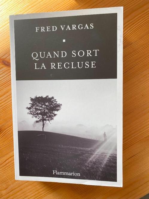 Fred Vargas - QUAND SORT LA RECLUSE, Livres, Policiers, Comme neuf, Enlèvement ou Envoi