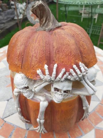 Prachtige Halloween-pompoen van polyresin  beschikbaar voor biedingen