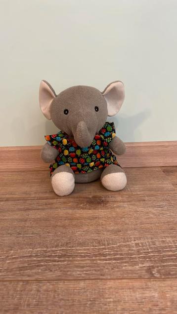 Olifanten knuffel met kleertjes beschikbaar voor biedingen