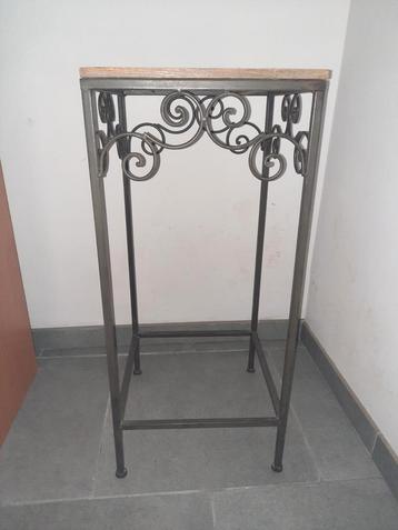 Hoge tafel in superstaat metalen blad met houten blad H.74cm beschikbaar voor biedingen