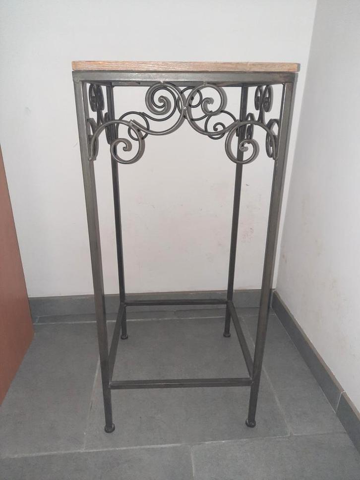 Hoge tafel in superstaat metalen blad met houten blad H.74cm, Huis en Inrichting, Woonaccessoires | Kapstokken, Zo goed als nieuw