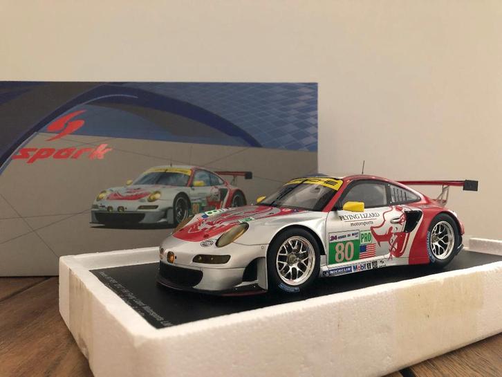 Spark Porsche 997 RSR #80 Flying Lizard Le Mans 2012, Hobby & Loisirs créatifs, Voitures miniatures | 1:18, Comme neuf, Voiture