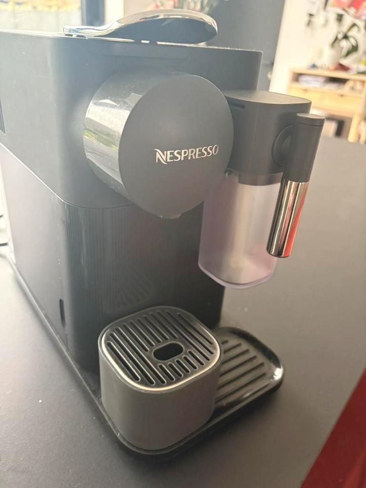 Delonghi Nespresso Latissima, Elektronische apparatuur, Koffiezetapparaten, Gebruikt, Koffiepads en cups, Koffiemachine, Afneembaar waterreservoir