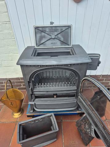 Ik heb hier een heel mooie gietijzer kachel staan!! beschikbaar voor biedingen