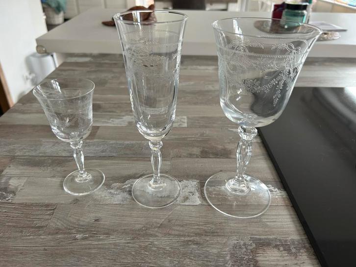 Service de verres anciens gravés en cristal, Verzamelen, Glas en Drinkglazen, Zo goed als nieuw, Ophalen