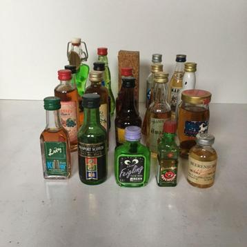 20 Miniatuur likeur flesjes - vol - Whisky, Beerenburg, ...