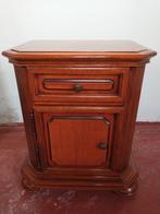 1 table de chevet en noyer massif, Enlèvement