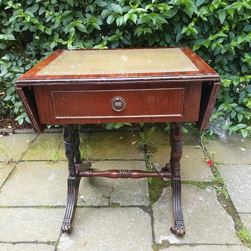 Mahoniehouten bijzettafel.met leder. In de stijl van Bevan F, Antiek en Kunst, Antiek | Meubels | Tafels, Ophalen of Verzenden