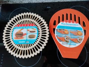 Taartschaal met taartverdeling en grote taartschep  beschikbaar voor biedingen