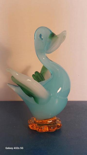 Een prachtige gekleurde eend. beschikbaar voor biedingen