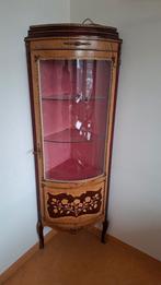 Vitrinekast, Ophalen