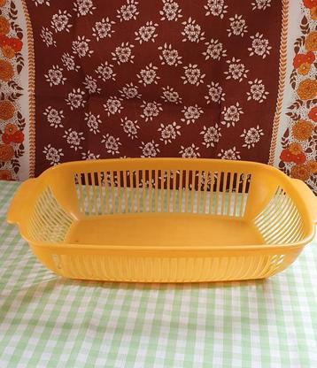geel plastic vintage mand retro beschikbaar voor biedingen