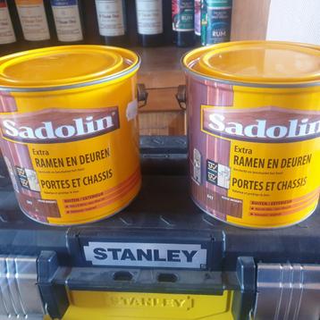 Set van 2 rode Sadolin Meranti-vlekken  beschikbaar voor biedingen
