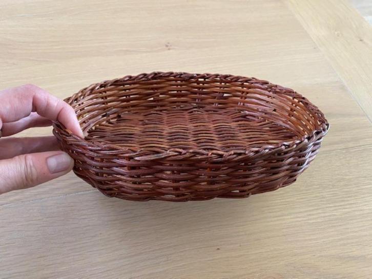 Donkerbruine Ovalen Rieten mand, Huis en Inrichting, Woonaccessoires | Schalen en Manden, Nieuw, Mand, Ovaal, Riet, Ophalen of Verzenden
