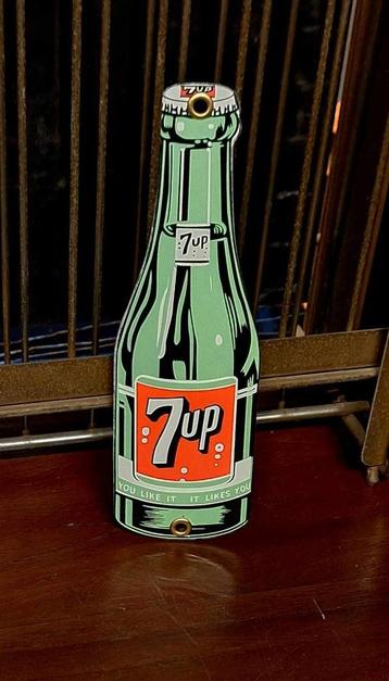 Emaille 7up reclamebord, bordje Seven Up limonadefles. beschikbaar voor biedingen