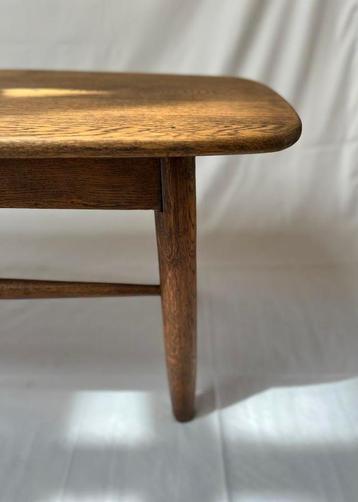 Vintage houten salontafel beschikbaar voor biedingen